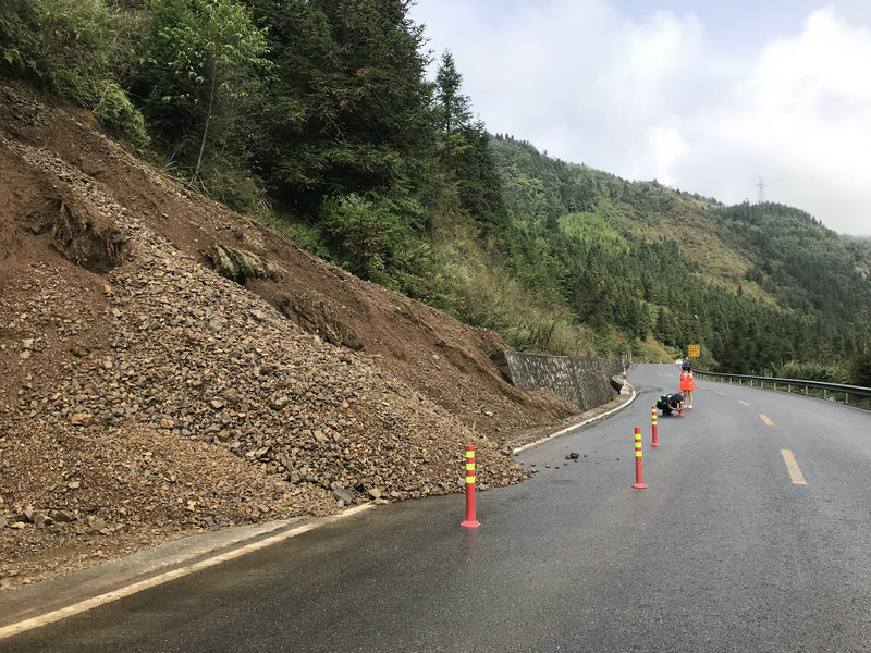 图3、公路人在夜间降雨形成的坍方周围设置安全警示柱.jpg
