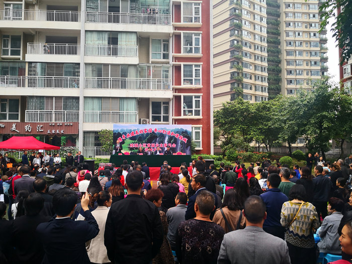 1571154963308047372.jpg 图1:兴义市桂城小区首届业委会选举大会现场..jpg