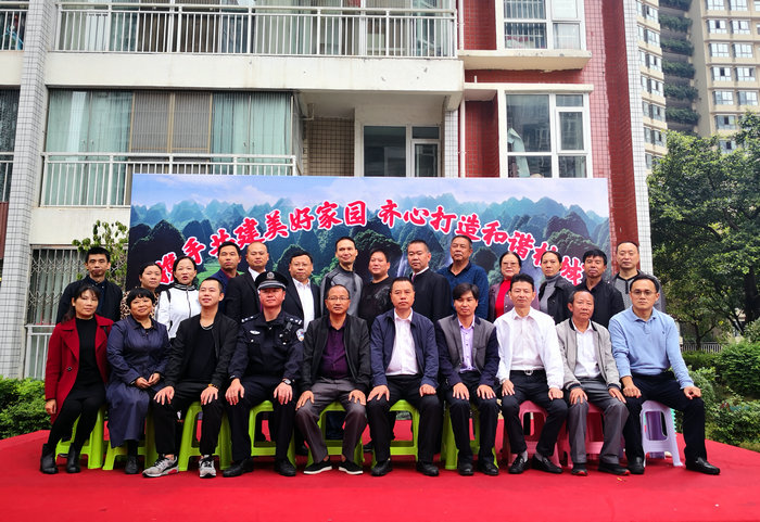 1571155021205022098.jpg 图4:桂城小区首届业委会候选人与参会领导合影..jpg