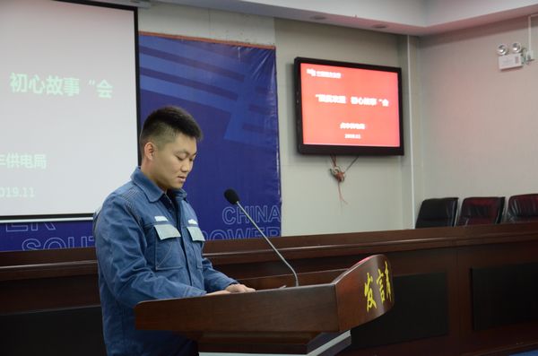 1575468705775095039.jpg 贞丰供电局白层供电所所长张方方在讲述脱贫帮扶故事.jpg