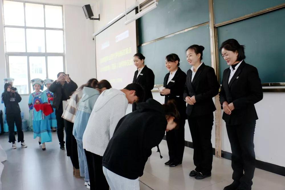 1575984918158092096.jpg 仪式上学生向师傅敬茶行拜师礼.jpg