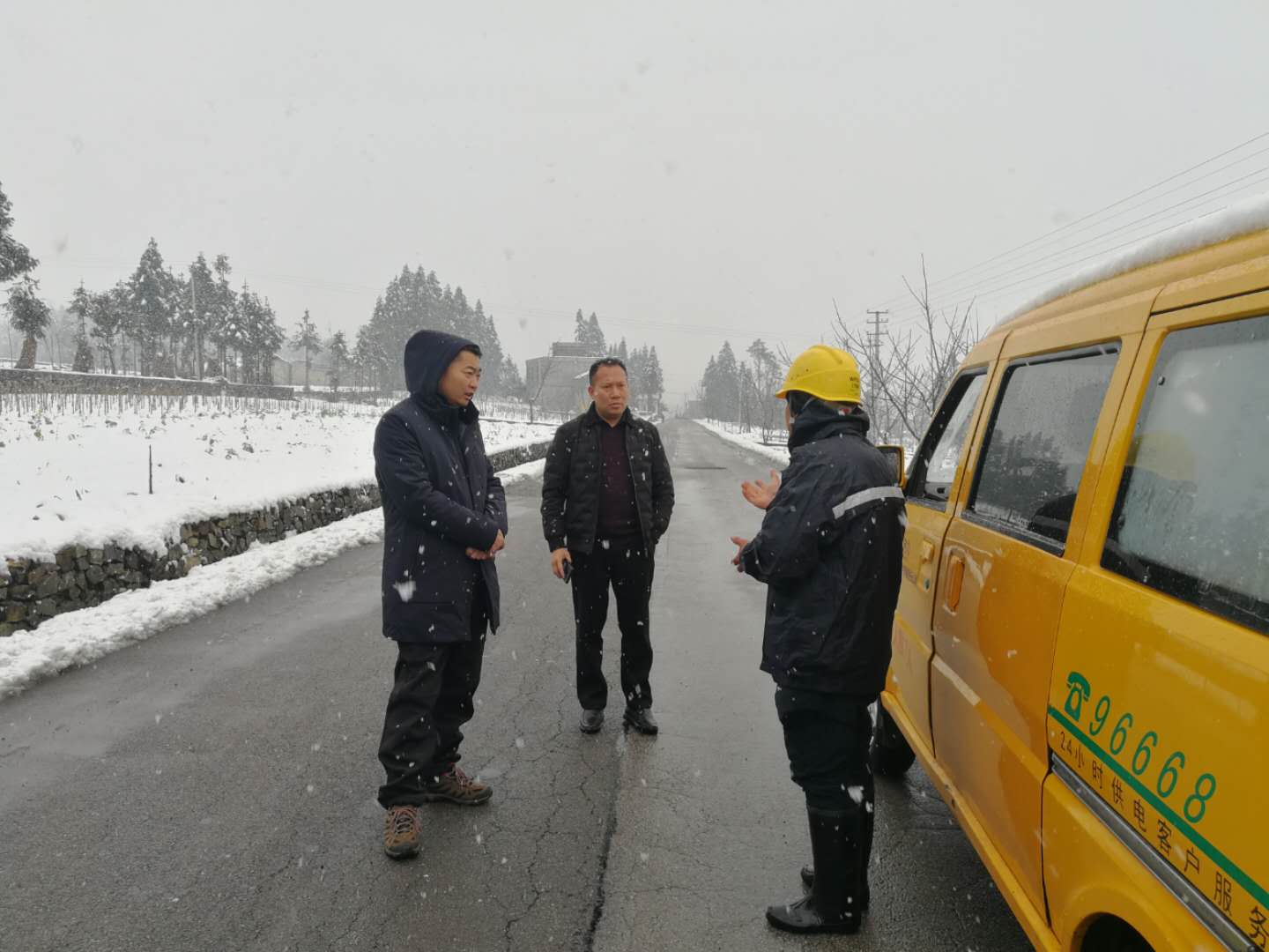 1580175481712025521.jpg 常务副经理韦延宏在现场.jpg