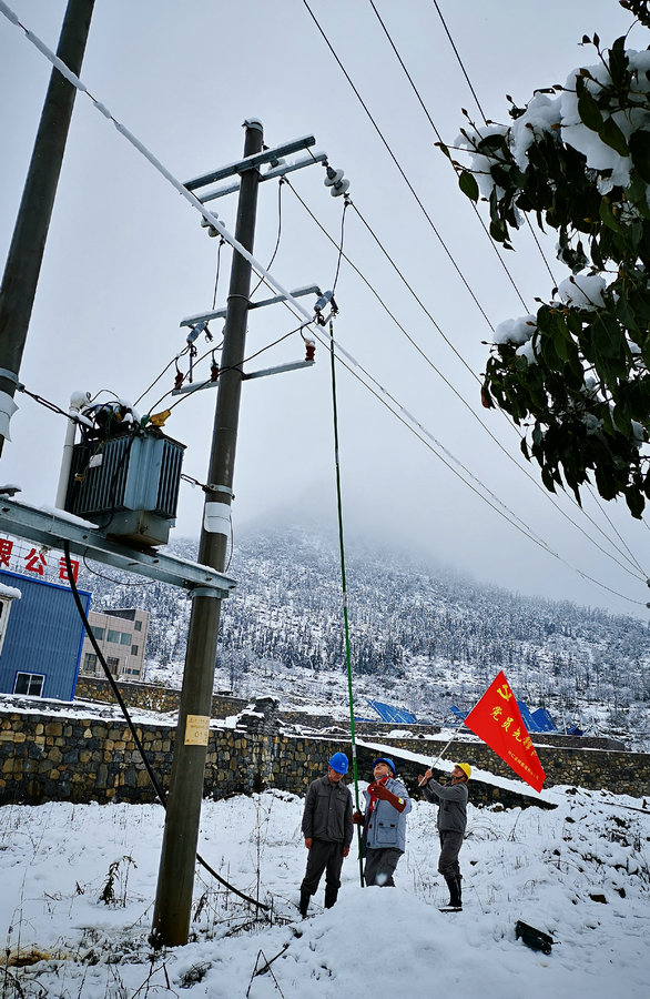 1580175674711063857.jpg 现场抢修2.jpg