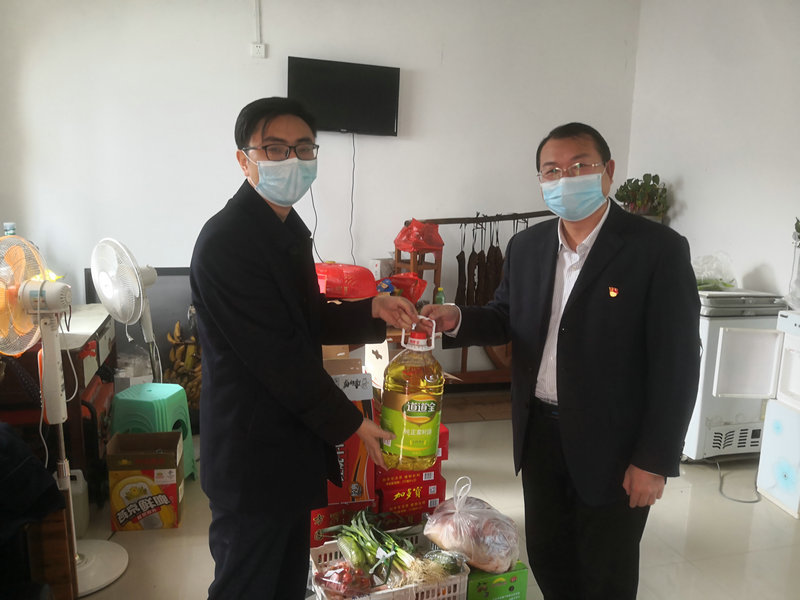 联社党委书记、理事长卢世悠为达央信用社送去慰问物资.jpg