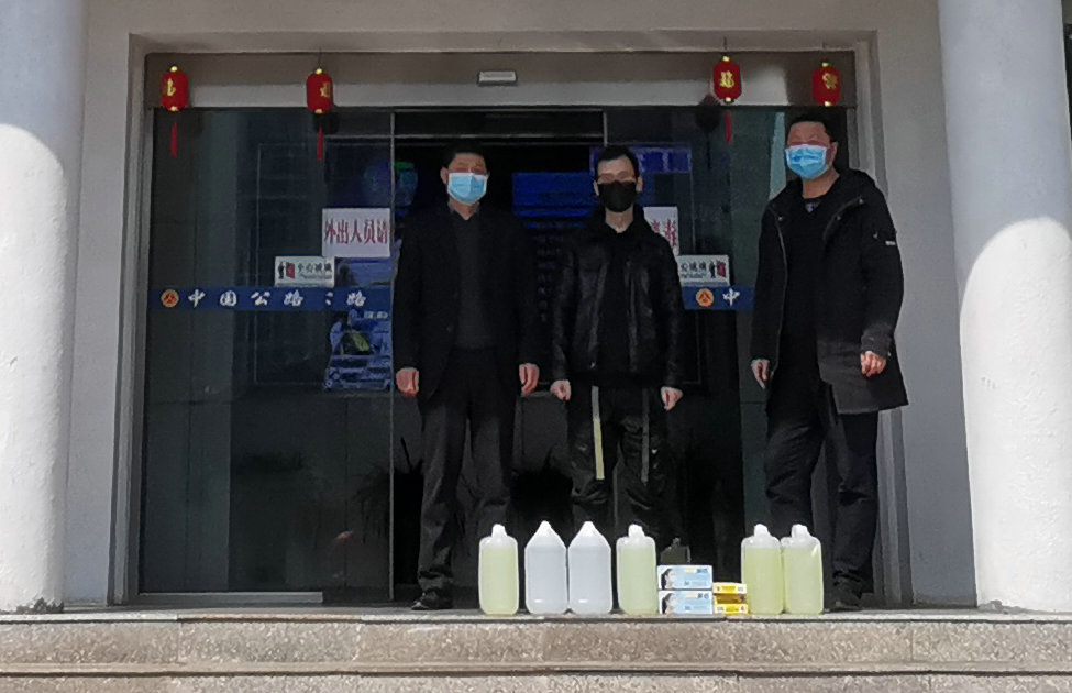图. 贵州领航科技网络有限公司的爱心人士陈家兴（左二）向贵州省兴义公路管理局兴仁公路管理段捐赠防疫物资.jpg