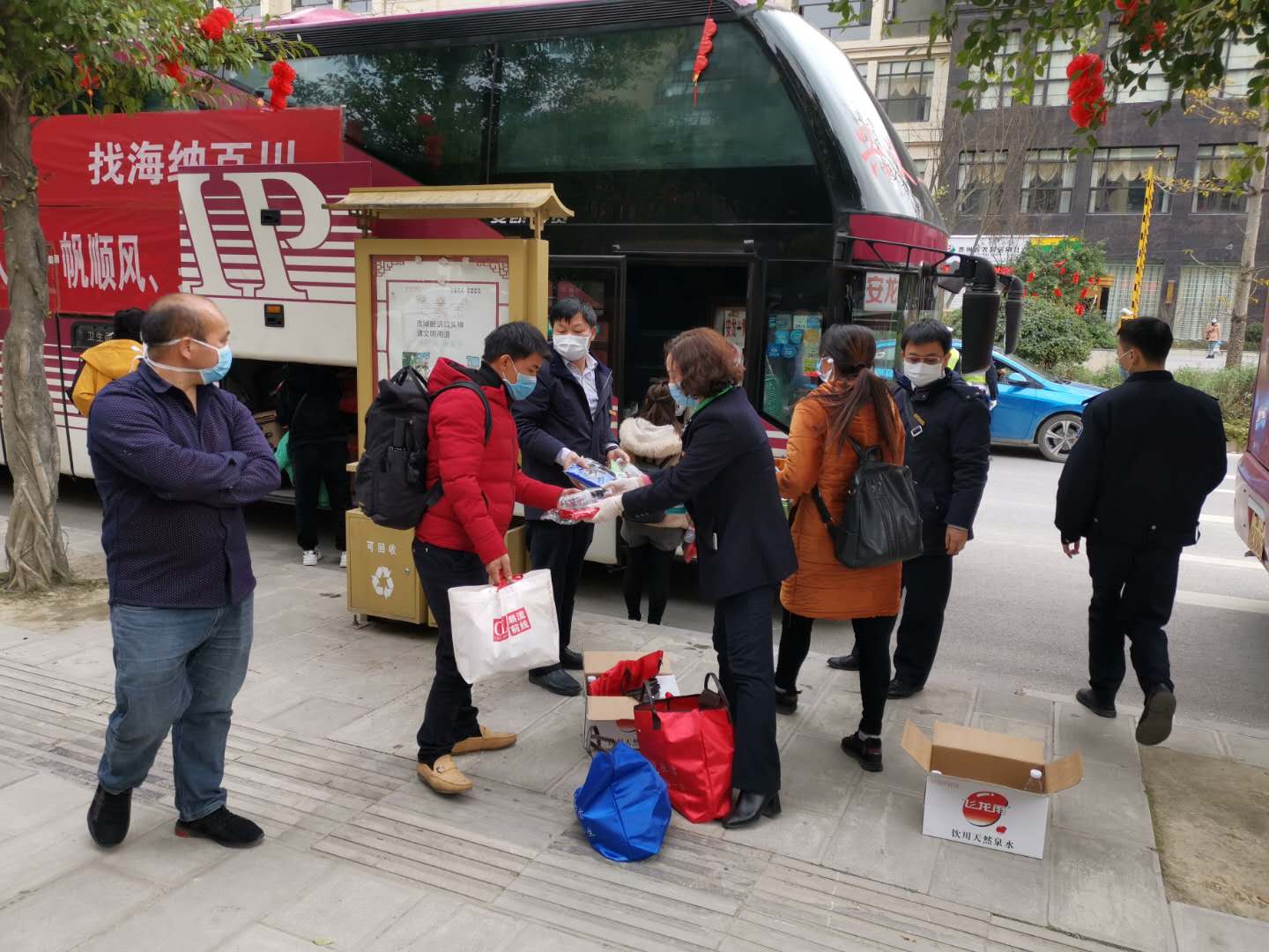 为外出务工人员发放行李袋、矿泉水.jpg