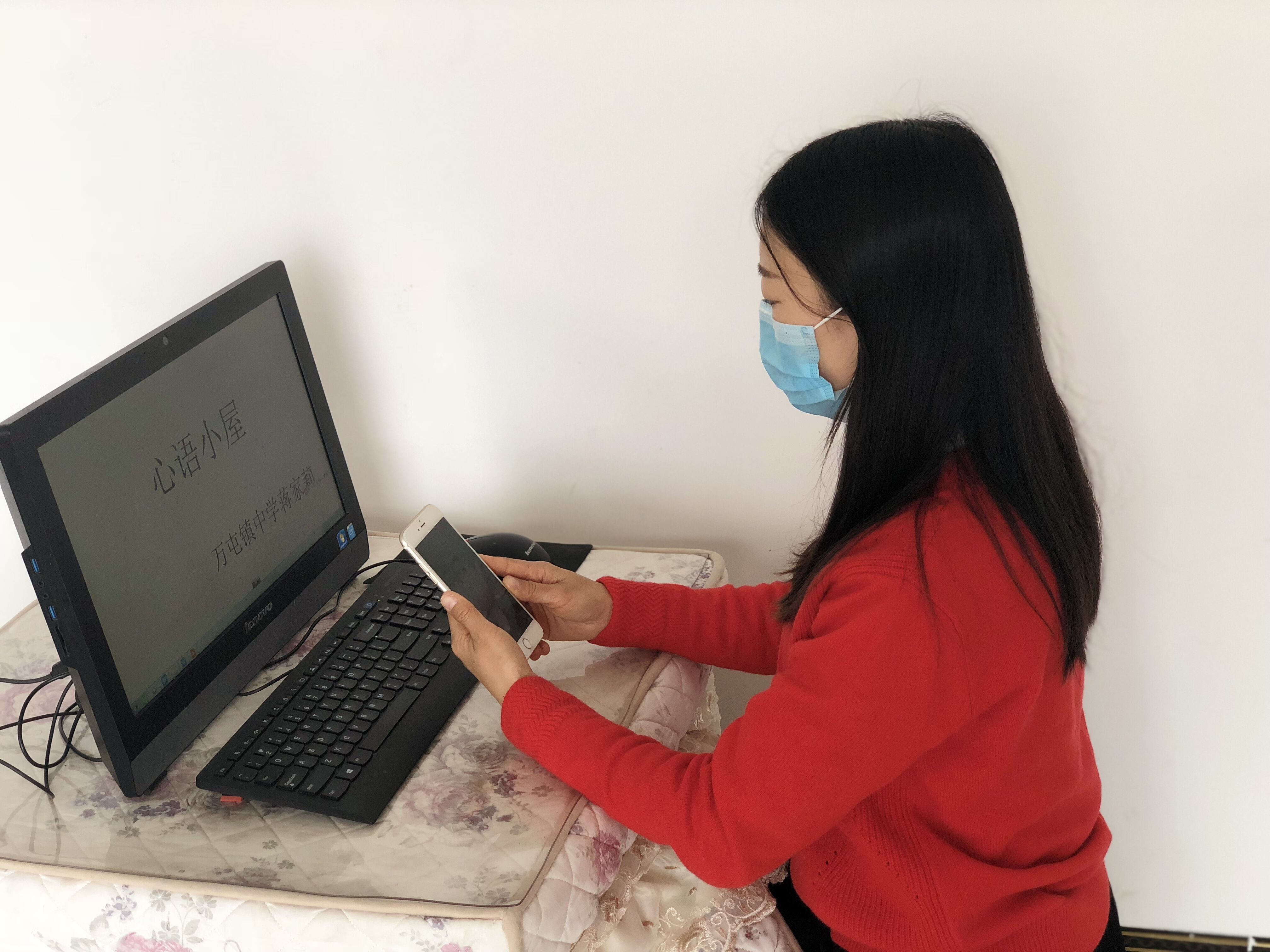 01万屯镇中学教师蒋家莉对雷洪湖同学进行心理疏导.jpg