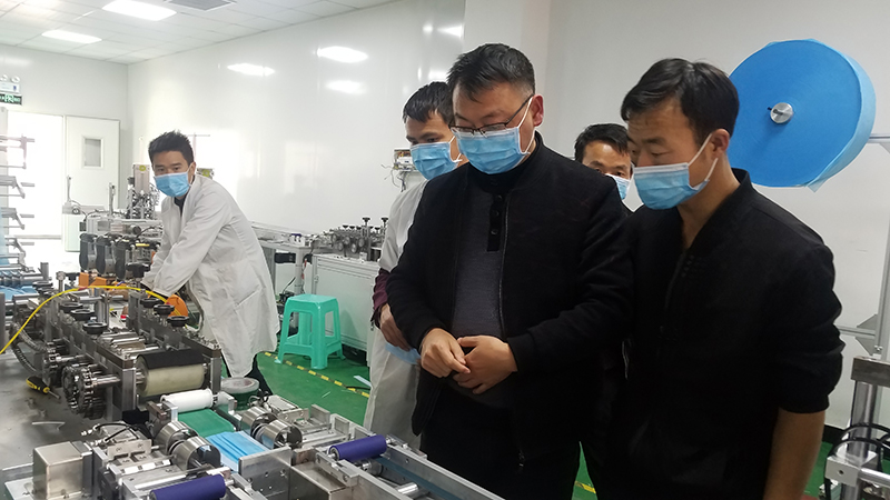 梁大鸿老师口罩车间组装调试生产线2网络.jpg