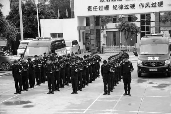 黔西南州公安机关民警、辅警在工作岗位上静立默哀（黔西南州公安局新闻中心 供图）.jpg