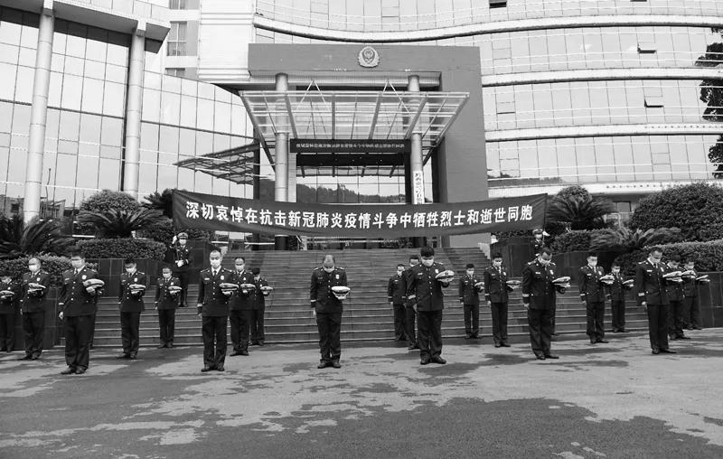 黔西南州消防救援支队机关指战员以及兴义市消防救援大队指战员在哀悼活动中默哀（李泽亮 摄）.jpg