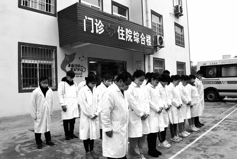 义龙新区卫生健康局及各镇（街道）卫生院（社区卫生服务中心）举行哀悼活动（李先宇 摄）.jpg