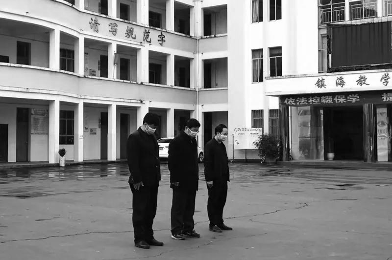 普安县干部群众在哀悼活动中默哀（普安县融媒体中心 供图）.jpg