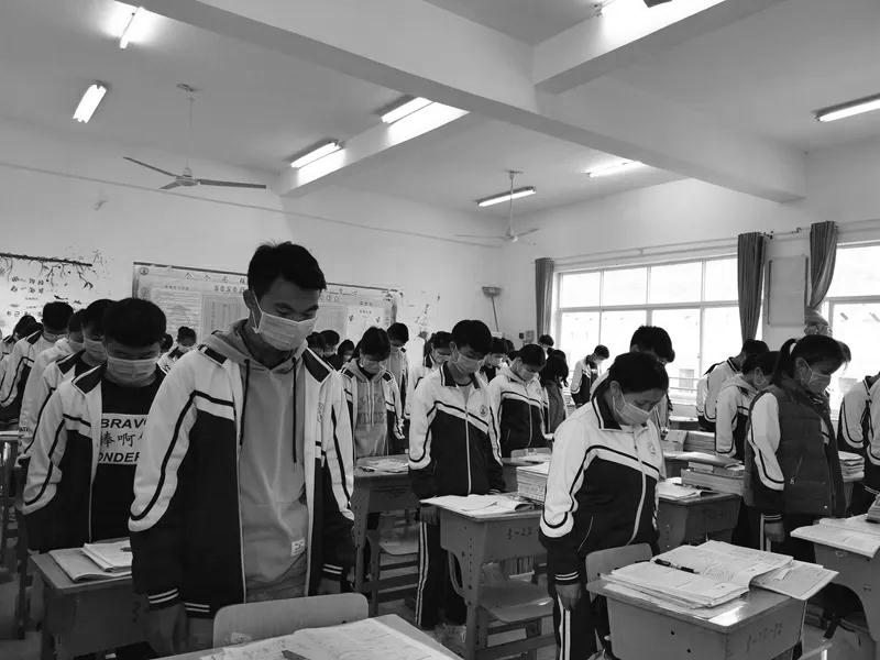 望谟民中正在上课的高三学生停课三分钟默哀（胡云学 摄）.jpg