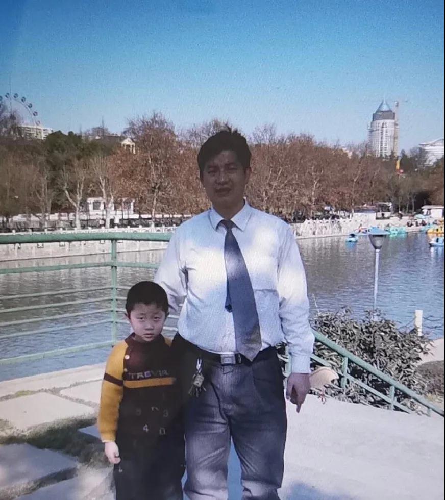 唐仁志小时候与父亲合影.jpg