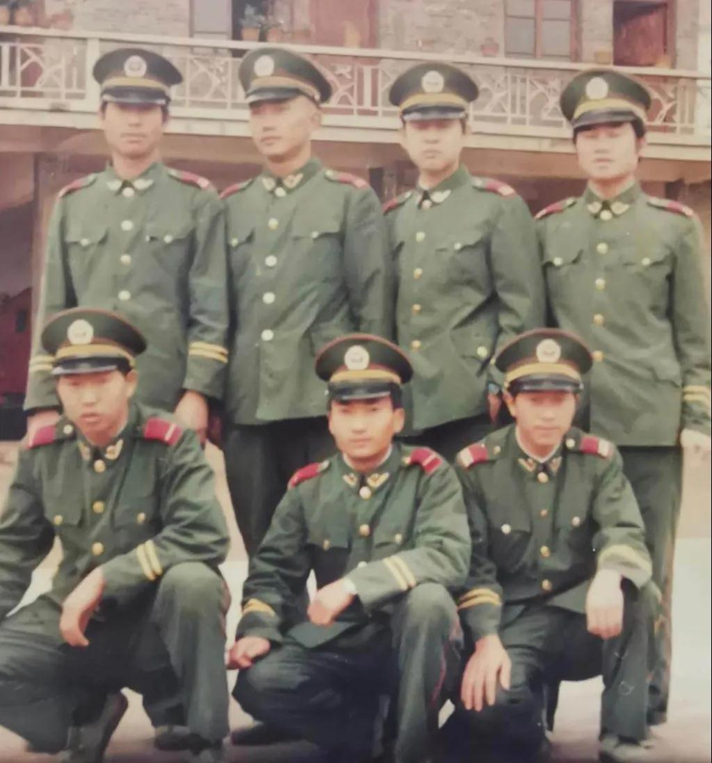 唐仁志父亲当年与战友的留影1.jpg