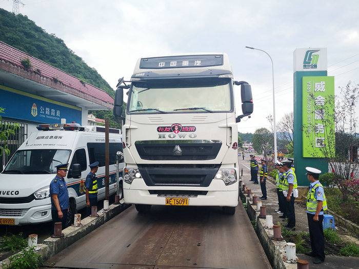 图2：路警联合执法人员检测货物运输车辆..jpg