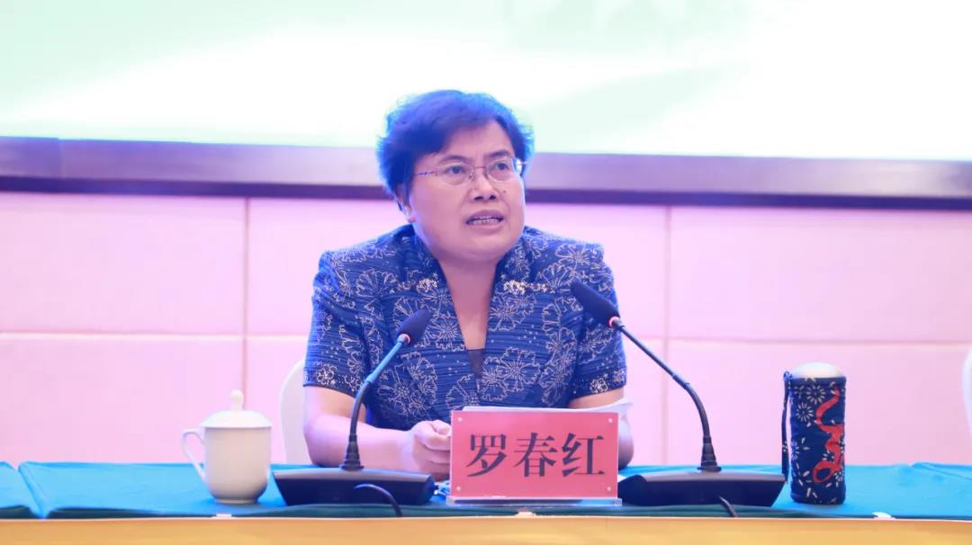 州委常委、州委统战部部长罗春红讲话.jpg