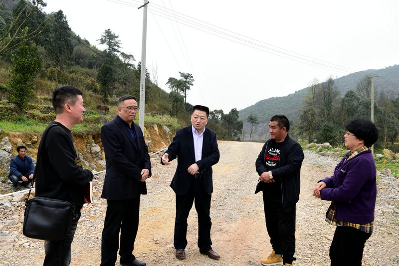 1600089593995065206.jpg 图1.刘刚(左一)陪同贵州省公路局党委书记李健(左三)及兴义公路局长袁大海(左二)到洒金村调研指导脱贫攻坚工作,主要了解打柴山至纳花地连接线路工程建设规划.jpg