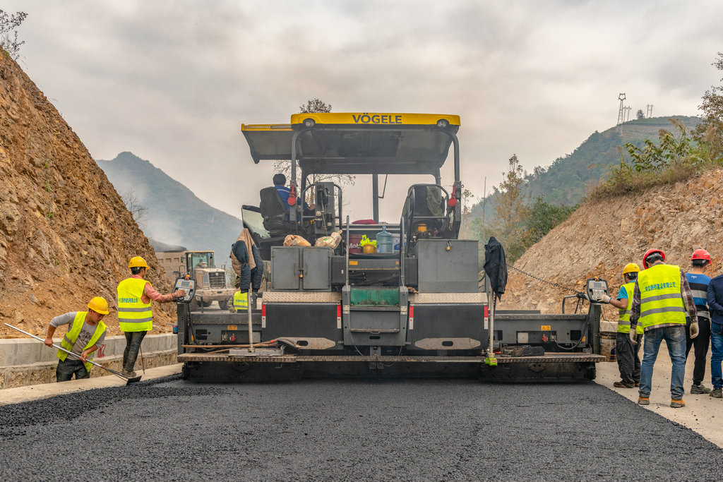 1606983531346067343.jpg 图3.G354大厚度、全宽度无缝摊铺路面 雷文兴 摄_副本.jpg