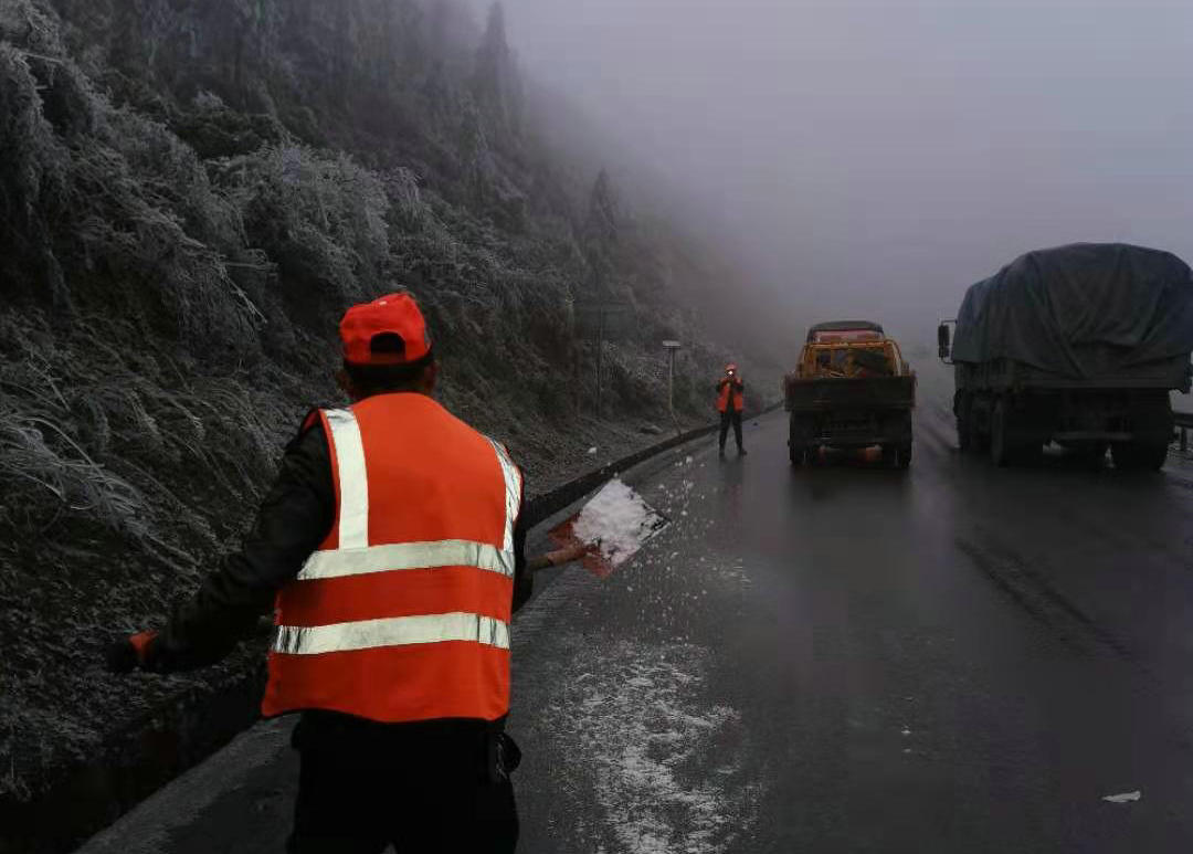 1608877059753076235.jpg 图1.公路人在313省道煤炭坡路段撒融雪剂抗凝保畅 (郑盛鼎 摄).jpg