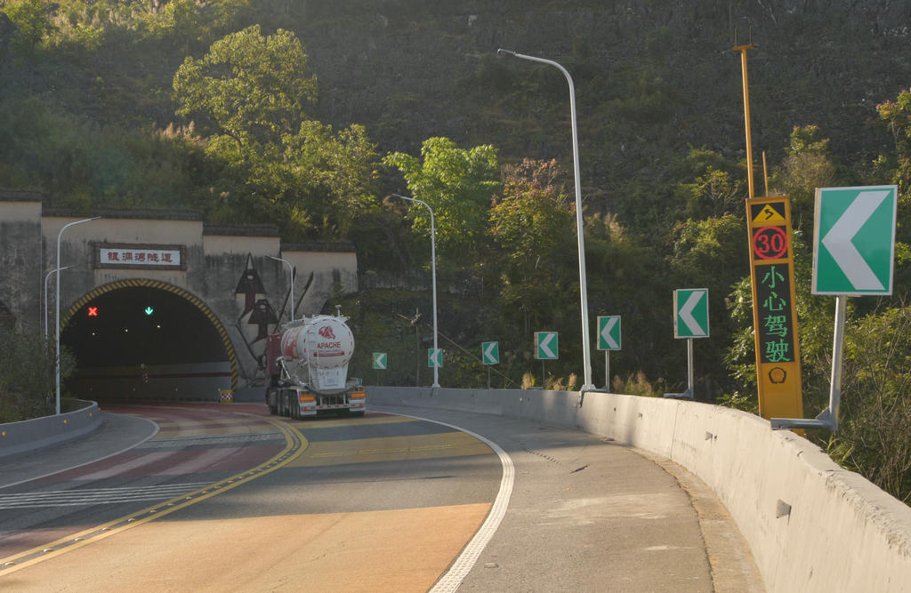 1608877149602097458.jpg 图5.安装了弯道会车预警系统的105省道公路银洞湾隧道.jpg