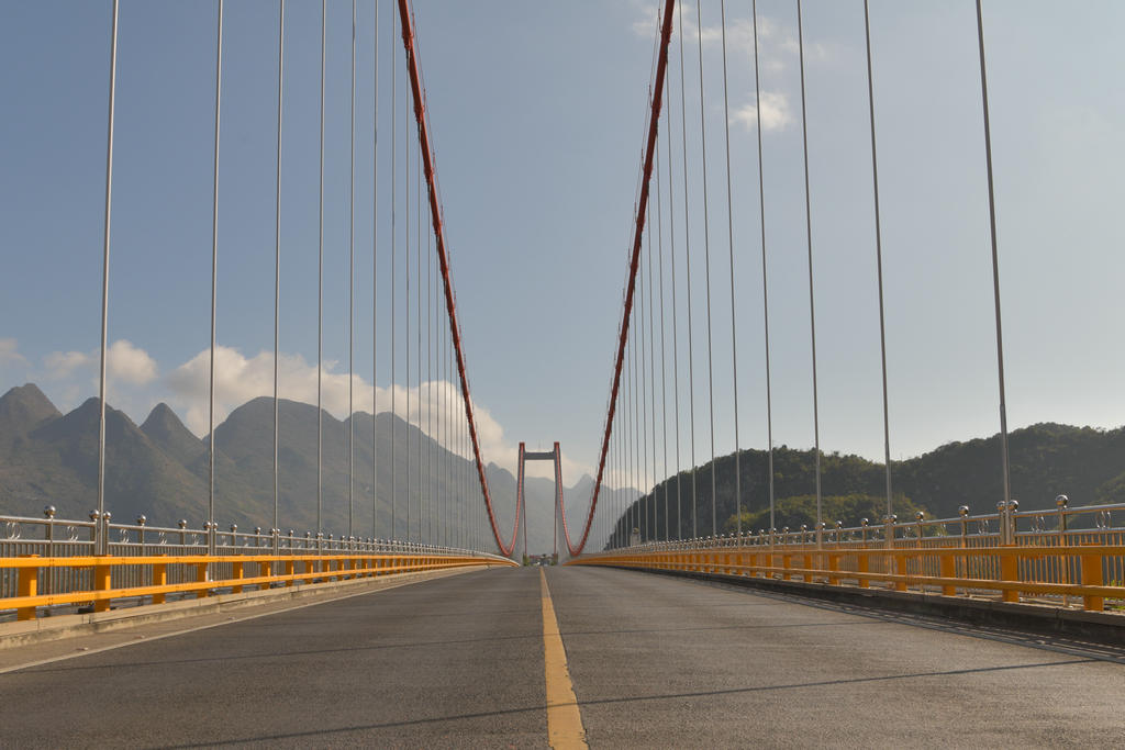 1608877192210036537.jpg 图4.安装了金属梁柱式护栏的北盘江大桥.jpg