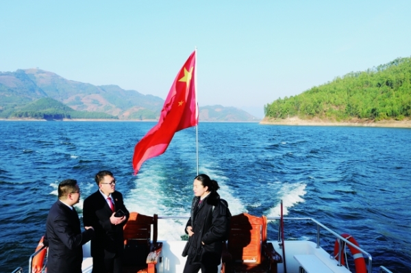 1610453482295029628.jpg 州检察院到治理后的万峰湖开展督查 (州检察院提供).jpg