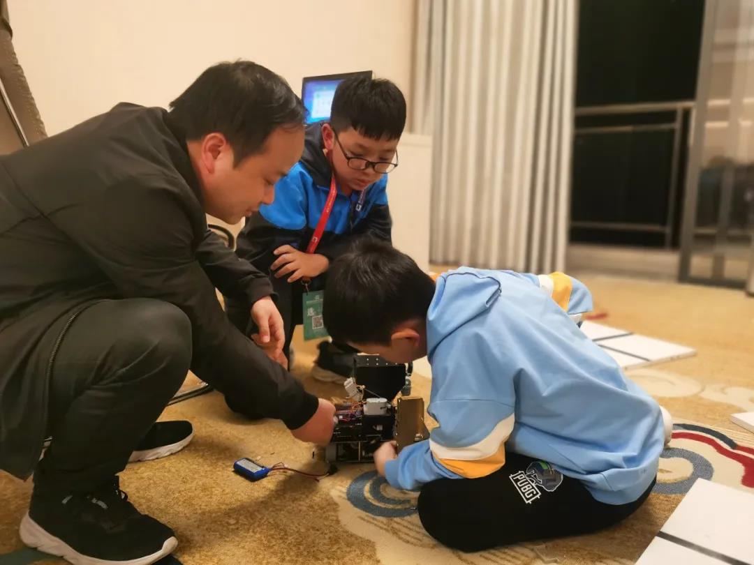 参赛学生和老师们共同研究比赛设备.jpg