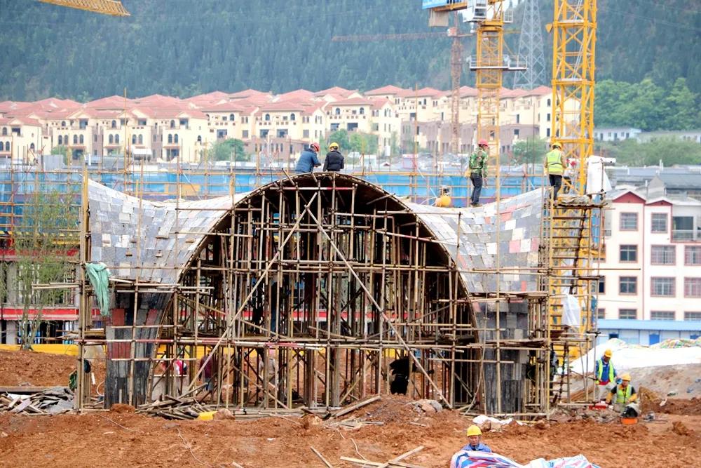 正在修建的公园配套设施.jpg