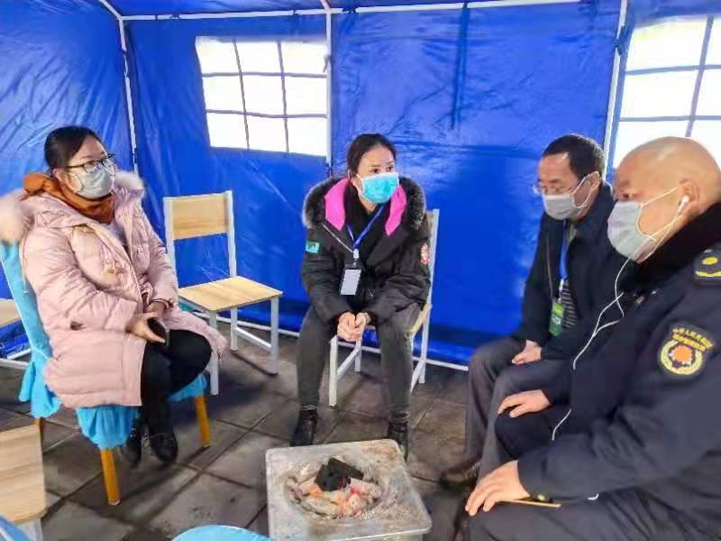 汪勤（左二）在集中医学观察点上班.jpg