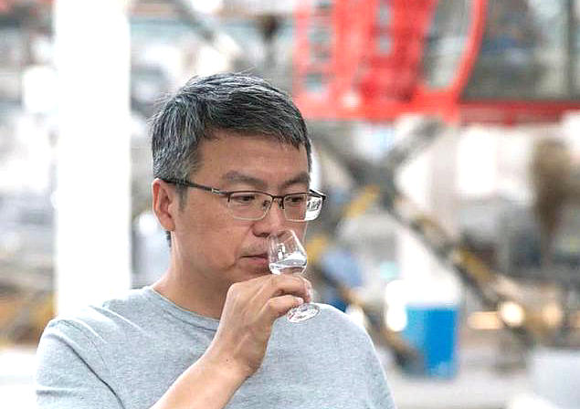 朱伟在贵州醇.jpg