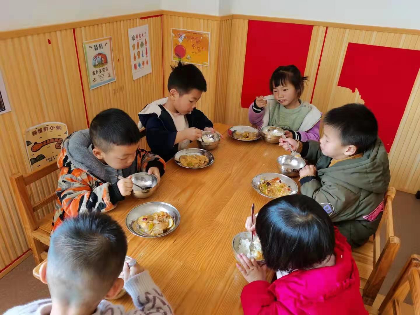 1634782190215027551.jpg 南兴第一幼儿园新市民幼儿营养午餐.jpg