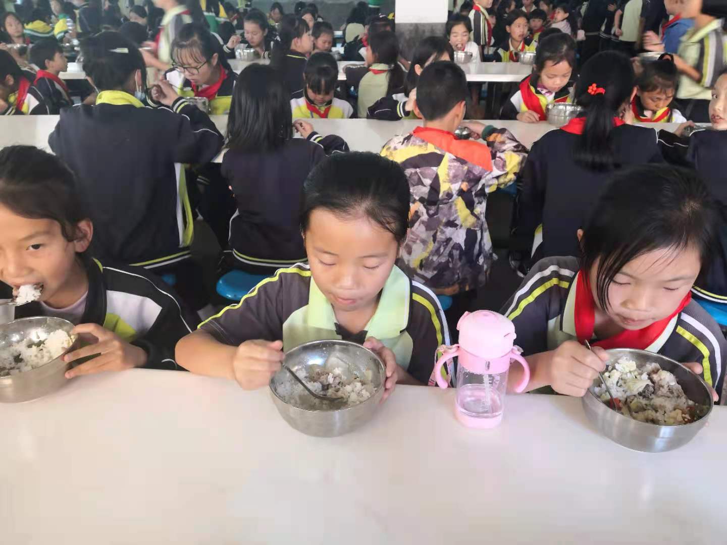 1634782486982066153.jpg 1鲁布格镇中心小学营养午餐.jpg