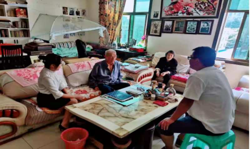 图为服务站相关人员到退役军人家中开展走访(1).jpg