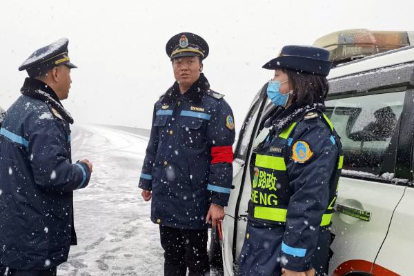 图1：恶劣天气值班领导九支队副支队长罗远详（左一）靠前指挥（代时兴摄）(1).jpg