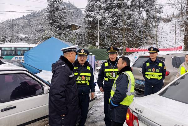 图2：九支队、交警、公路养护三家部门商议联合保畅方案（陶高峰摄）(1).jpg