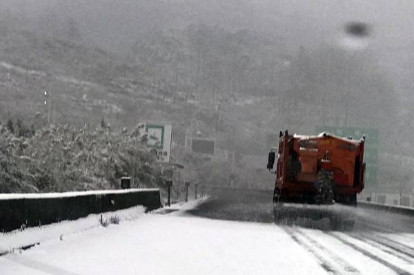 图7：高速公路覆盖积雪，九支队交通执法人员联合相关部门撤融雪剂化雪（田龙摄）(1).jpg