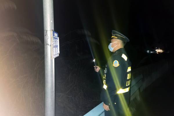 图10：深夜里最帅的九支队交通执法人员（范宇宇摄）(1).jpg