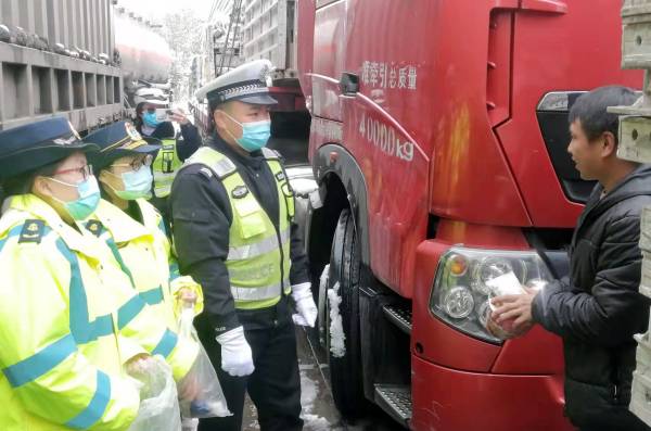 图7：九支队执法人员和交警安抚受困驾驶员（张谦）(1).jpg