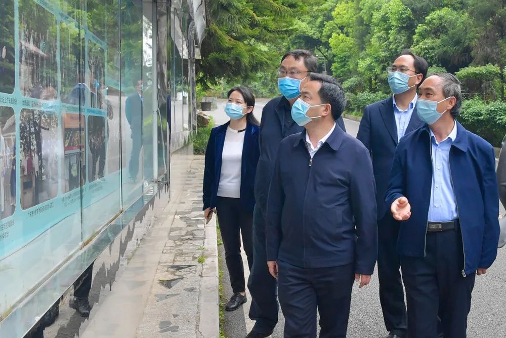 州委书记陈昌旭在兴义市第八中学调研.jpg
