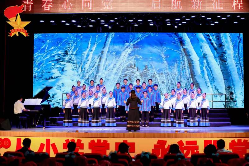 兴义四中参加合唱比赛场景(1).jpg