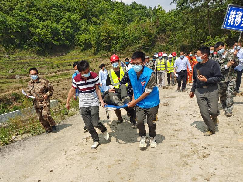 黔西南州旌旗志愿者服务队龙山中队志愿者参与地质灾害演练(1).jpg