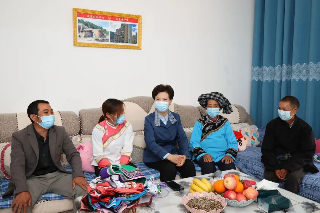 谌贻琴在册亨县高洛街道易地扶贫搬迁安置点，入户了解群众搬迁后的生产生活情况.jpg