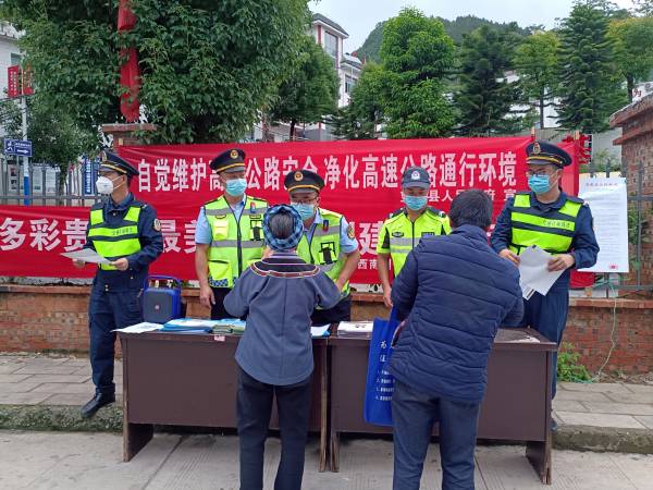 图1：交通、交警、城管联合上街向群众分发望谟县政府通告(1).jpg