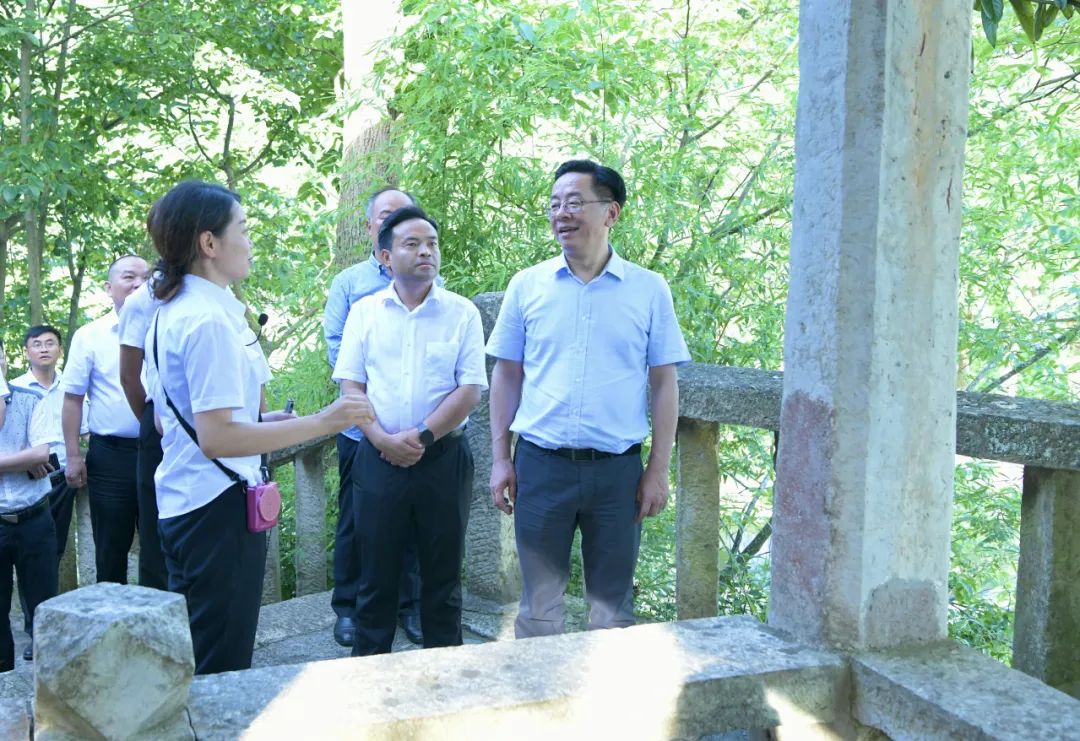 1658061306183047464.jpg 卢雍政在安龙招堤景区实地调研半山亭等保护修缮工作.jpg
