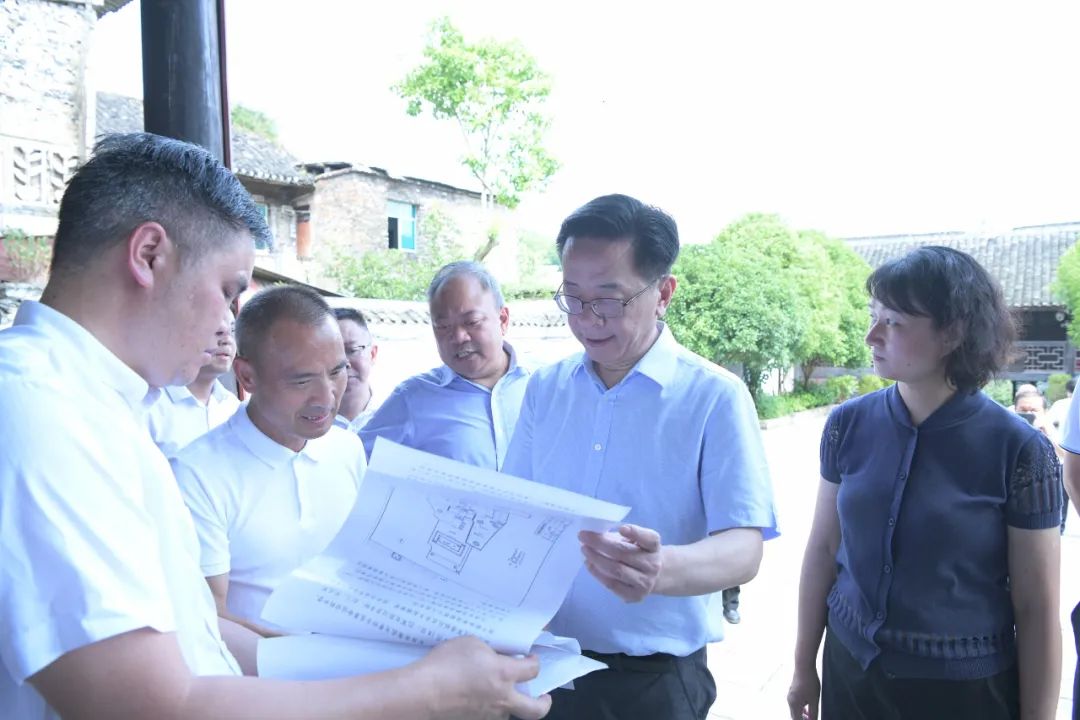 1658061341766081308.jpg 卢雍政在贞丰历史街区实地察看古城保护修缮等情况.jpg