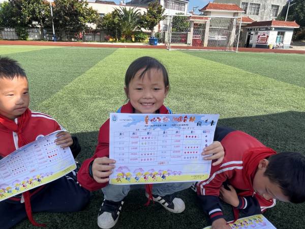 鲁布格小学测评：学生喜获小红花(1).jpg
