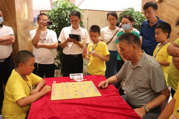 柳大华大师指导学生下棋(1).jpg