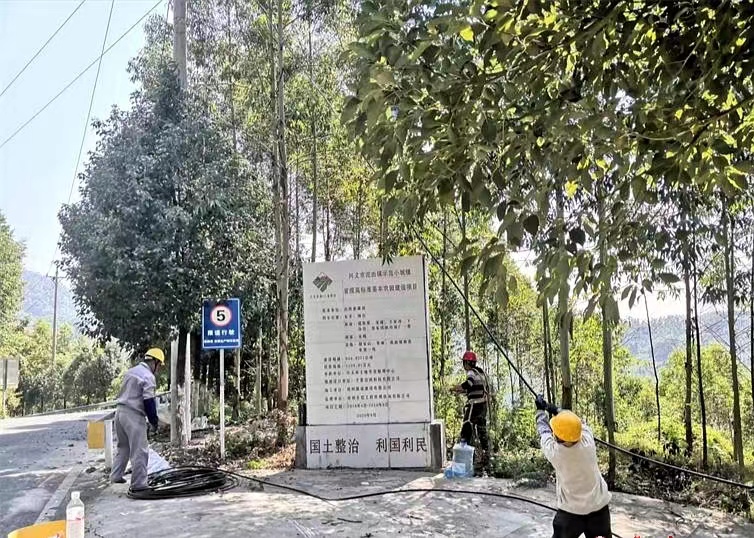 图为10KV泥巴线滑翔基地改造施工现场（2）.jpg
