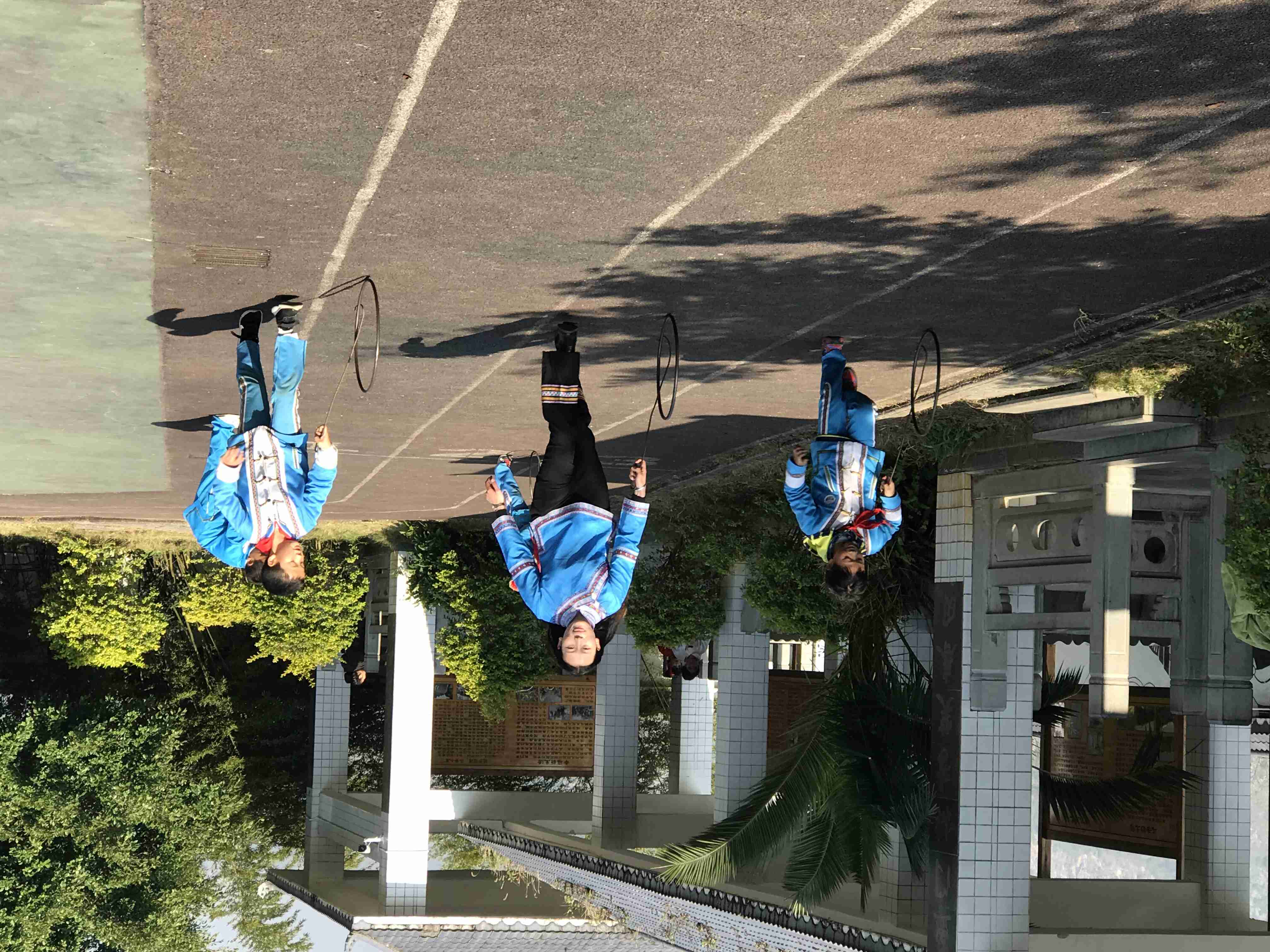 万峰林民族学校大课间活动：滚铁环(1).jpg